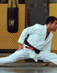 man i hvit bjj gi