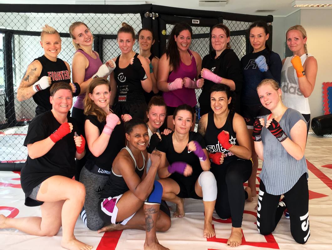 Combat Corner på Muay Thai jentesparring.