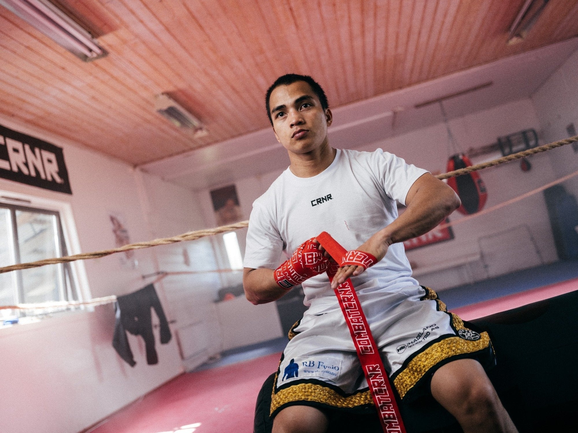 Guide: Slik wrapper du hendene før MMA og boksing – steg for steg