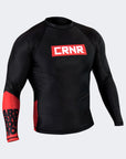 combat corner rash guard i svart med rød skrift 