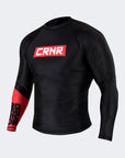 combat corner rash guard i svart med rød skrift 