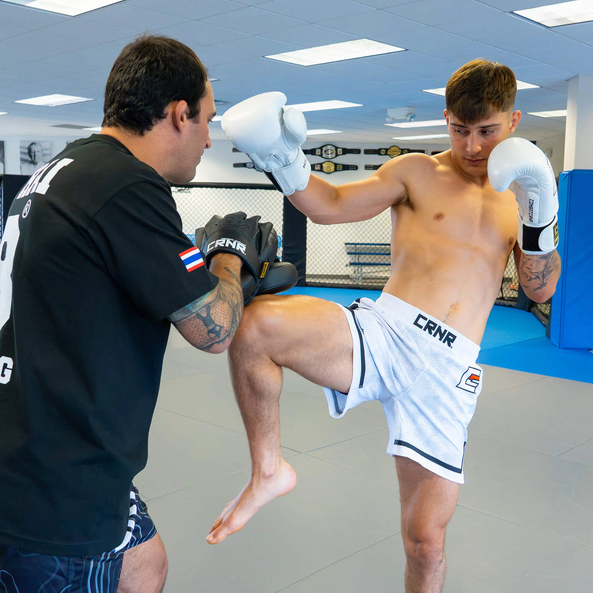 ISOSUTURE Hybrid Fight Shorts - Hvit