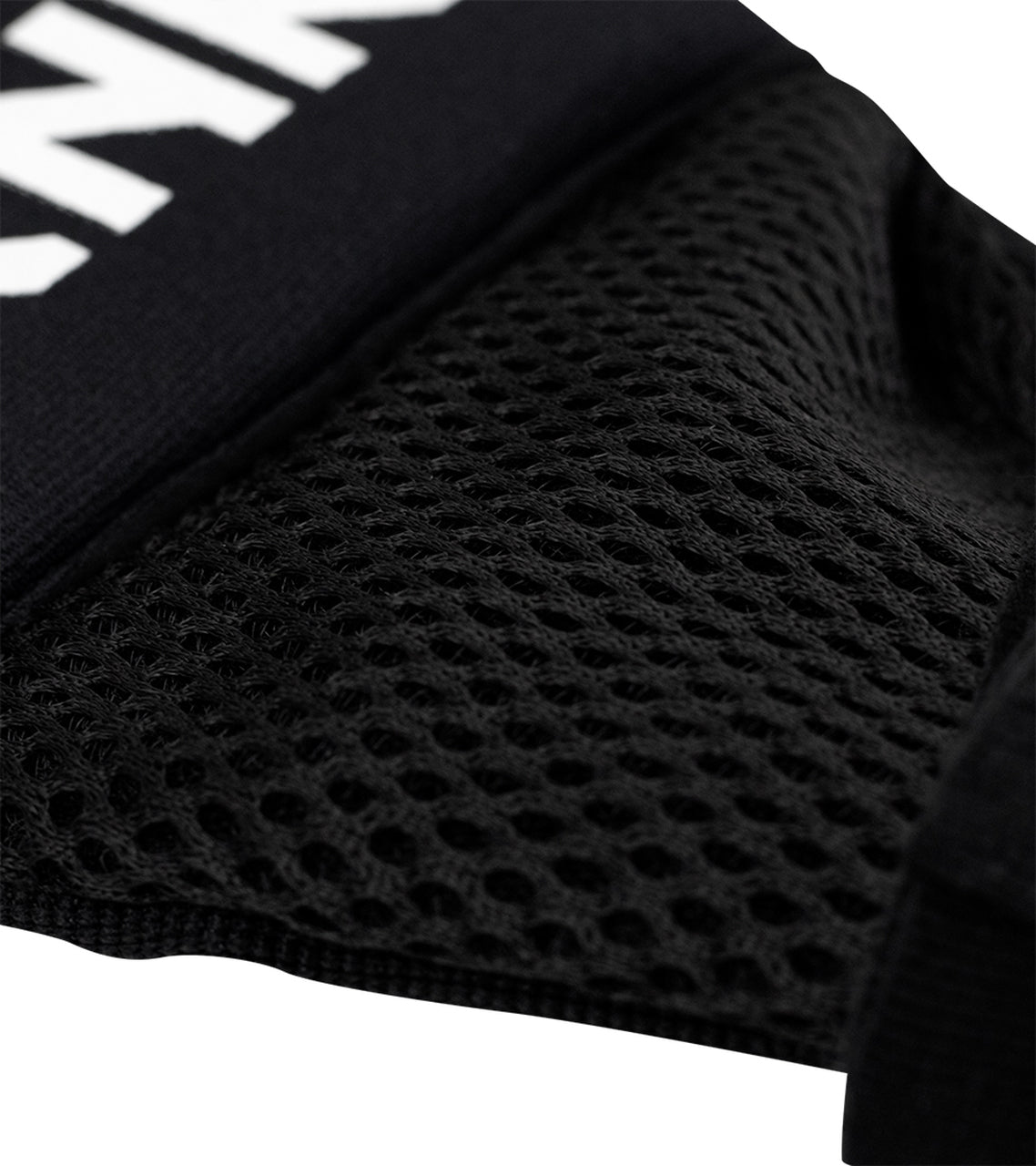 Svart innerhanske med hvot skrift 