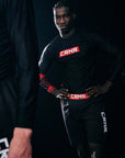 combat corner rash guard i svart med rød skrift 