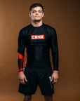 combat corner rash guard i svart med rød skrift 